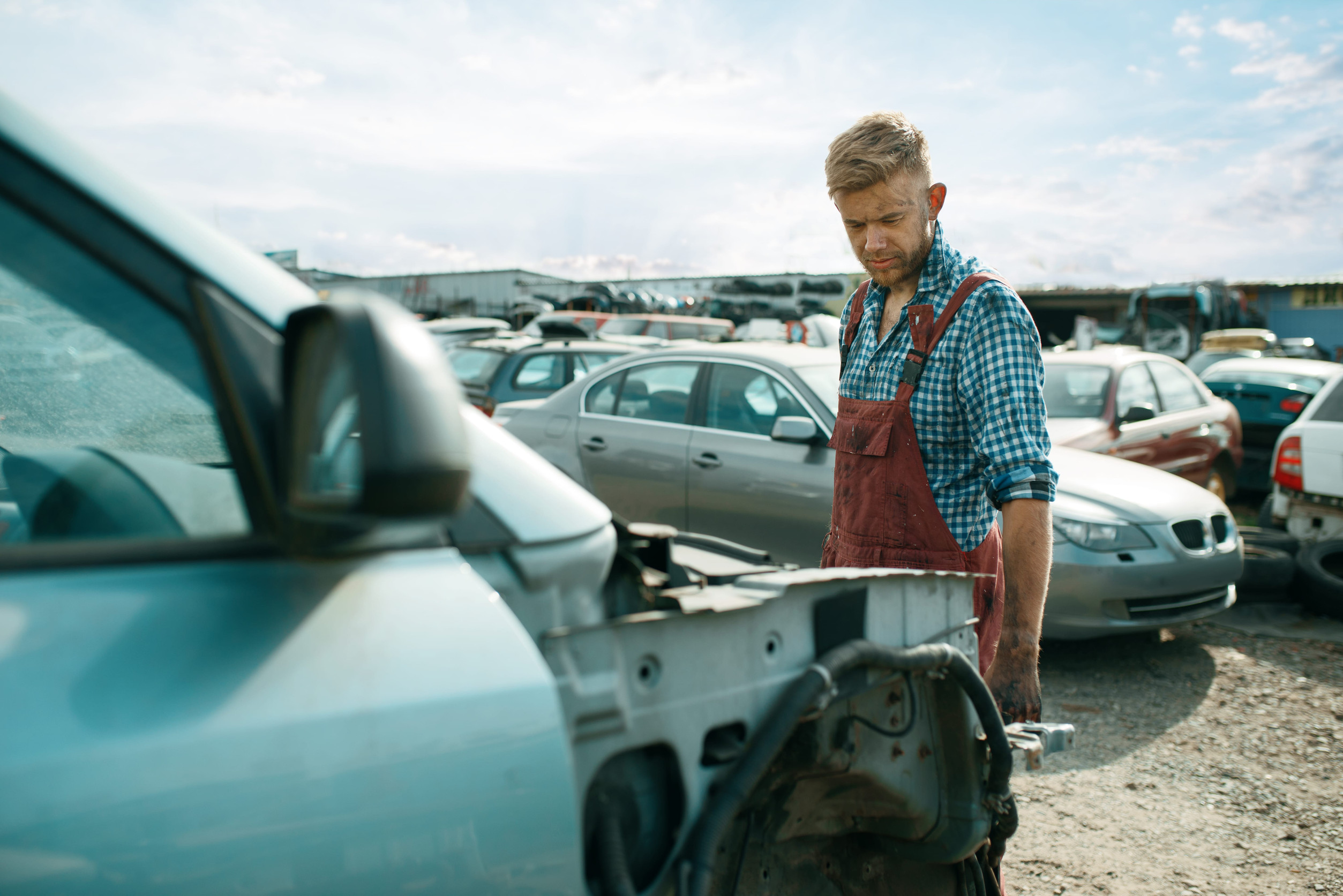 Použité náhradné autodiely uložené na vrakovisku pred kontrolou a predajom.